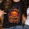 Grinning glowing jack-o'-lantern pumpkin wearing a black witch hat with a glittery orange bow, bats, and "Spooky Season" lettering – Spooky Season Pumpkin PNG